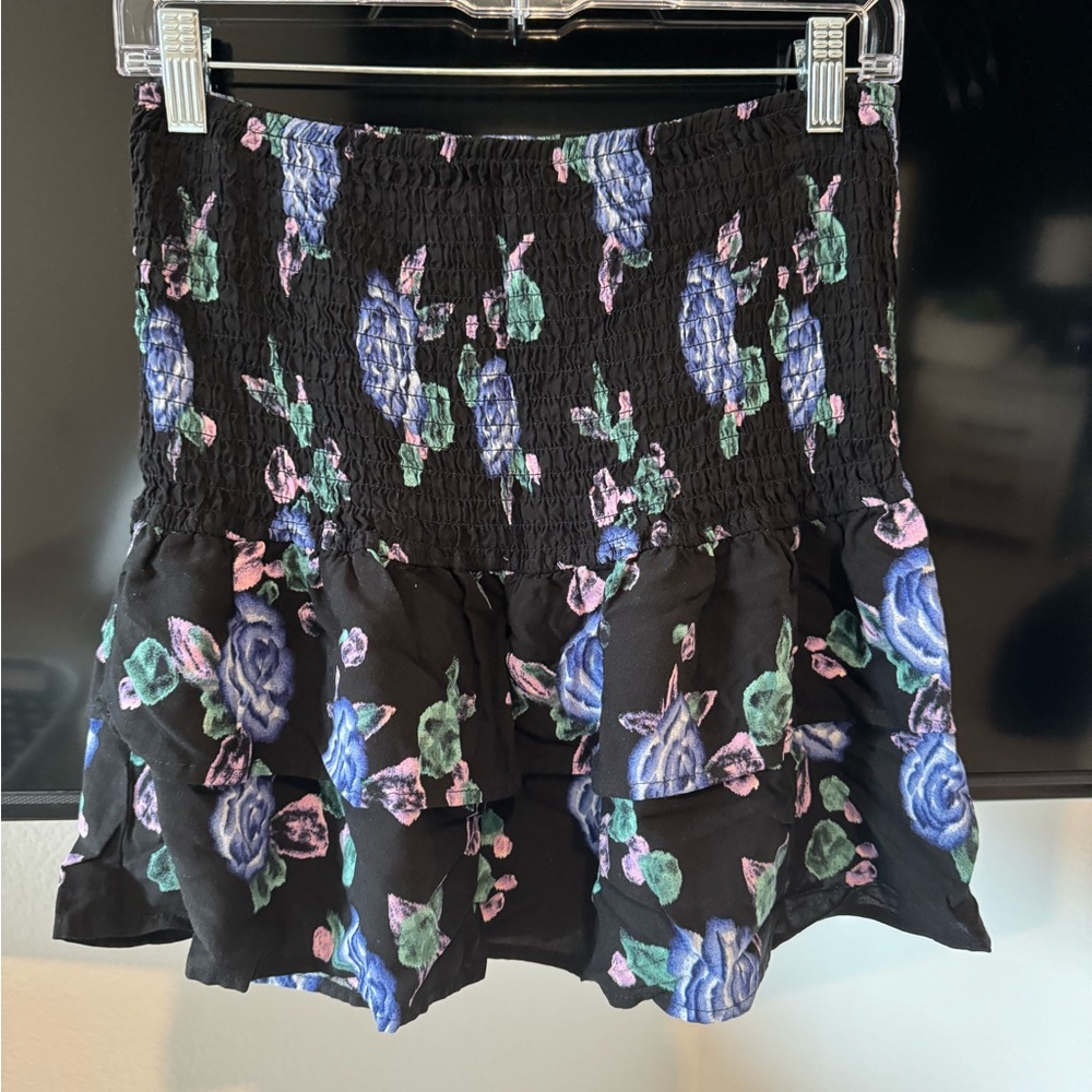 Black mini skirt with floral details